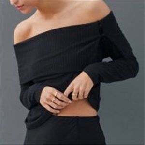 RIBBED OFF-THE-SHOULDER TOP in Black Size M